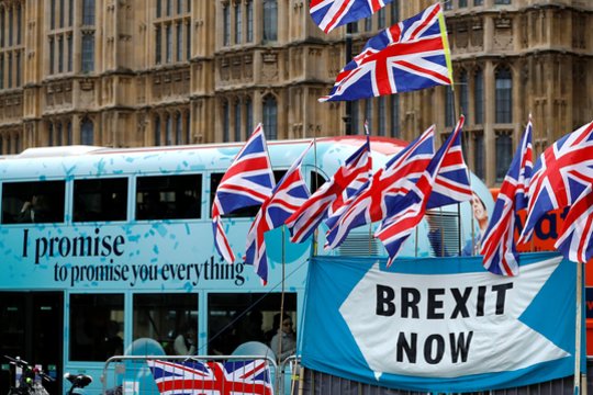 JK parlamentas renkasi į retą šeštadieninę sesiją istoriniam balsavimui dėl „Brexit“