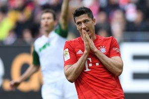 Vokietijos lygoje „Bayern“ klubas vėl barstė taškus – šįkart Augsburge  