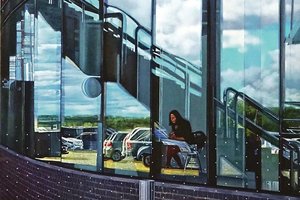 Dailininkas kuria tapybinį miesto metraštį