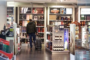 Seimo nariai nori dar griežtinti alkoholio prekybos priežiūrą