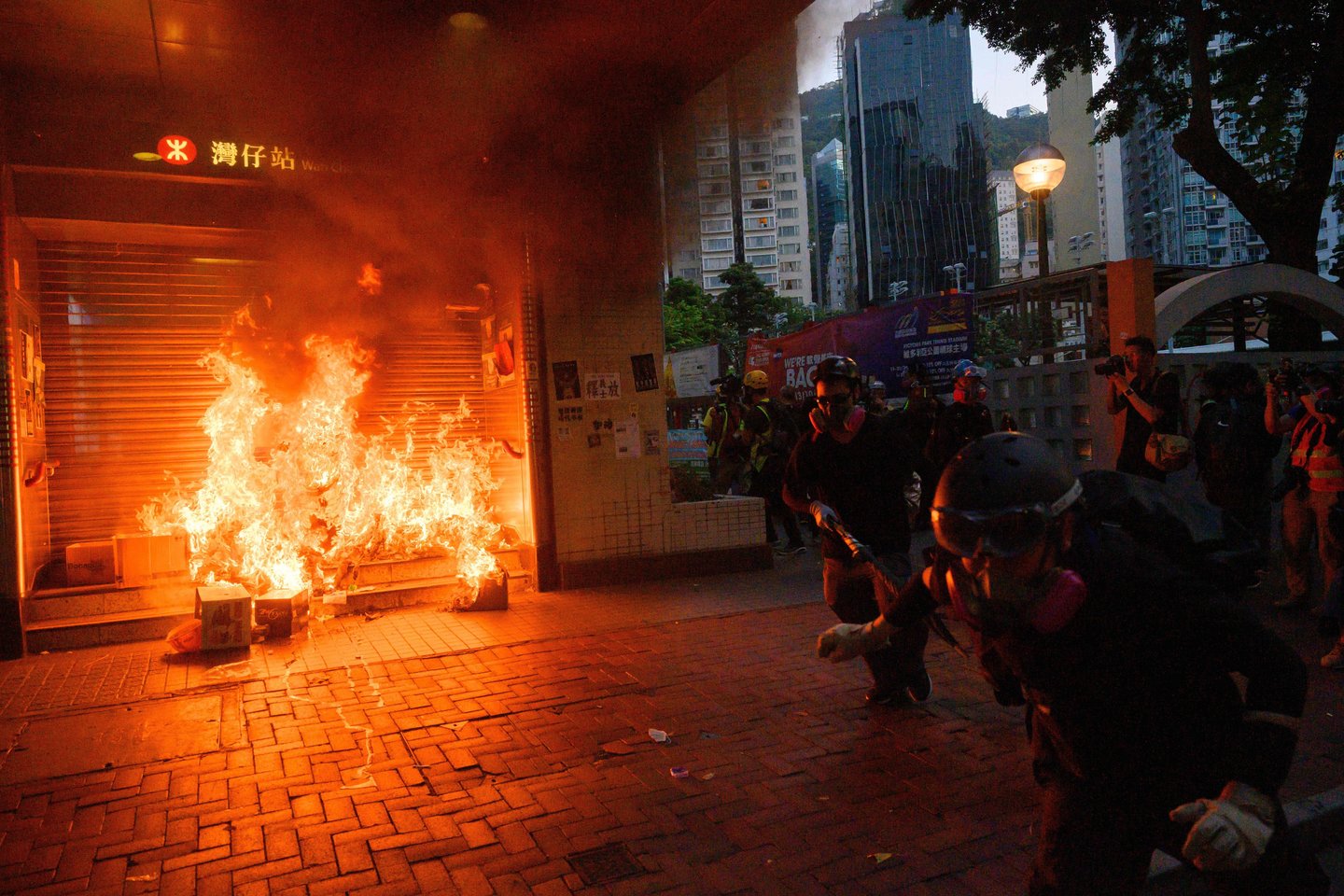 Sekmadienį minios honkongiečių nepakluso policijos draudimui ir surengė neteisėtą mitingą. Pykstančių gyventojų gretos dar labiau pagausėjo, nes neseniai buvo sumušti ir sužaloti du prodemokratiniai protestuotojai.<br>AFP/Scanpix nuotr.