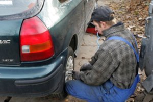 Vairuotojai jau skuba keisti padangų: išdavė, kaip sutaupyti laiko ir pinigų