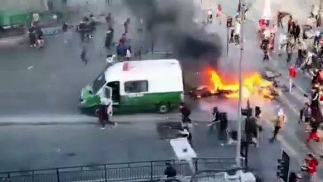 Čilės sostinėje – nepaprastoji padėtis: protestuotojai siaubia miestą, žuvo trys žmonės