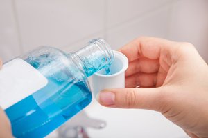 Atrado galimą neigiamą burnos skalavimo skysčio poveikį: naikina ne tik bakterijas