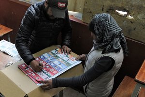 Bolivijos prezidento rinkimų 1-ąjį ratą laimėjęs E. Moralesas susigrums su buvusiu lyderiu