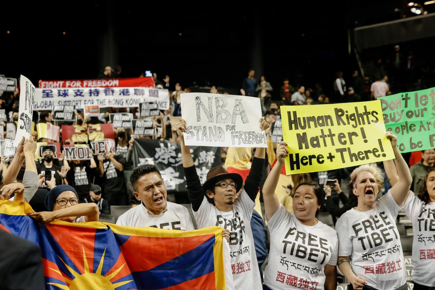  Sirgaliai protestavo prieš Kiniją rungtynių metu.<br> Reuters/Scanpix nuotr.