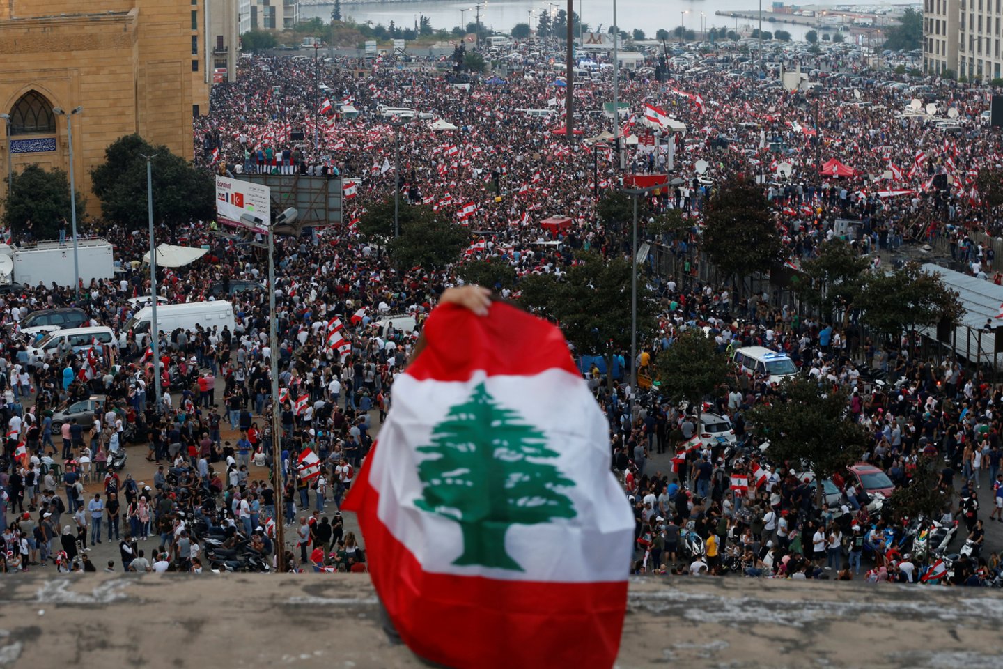  Libane pirmadienį protestuotojams jau penktą dieną iš eilės rengiantis išeiti į gatves, vyriausybės vadovas Saadas Hariri šaukia kabineto posėdį, kuriame bus ieškoma būdų beprecedentėms demonstracijoms numalšinti.<br> Reuters/Scanpix nuotr.