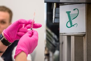 Sveikatos apsaugos ministerija siekia įteisinti skiepus vaistinėse