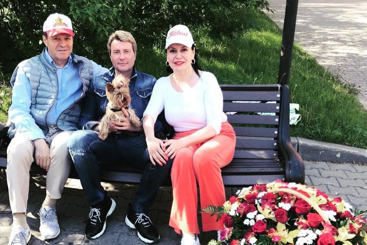 Nikolajus Baskovas (centre) su Anapilin išėjusiu tėvu Viktoru ir mama Elena.<br>Instagramo nuotr.