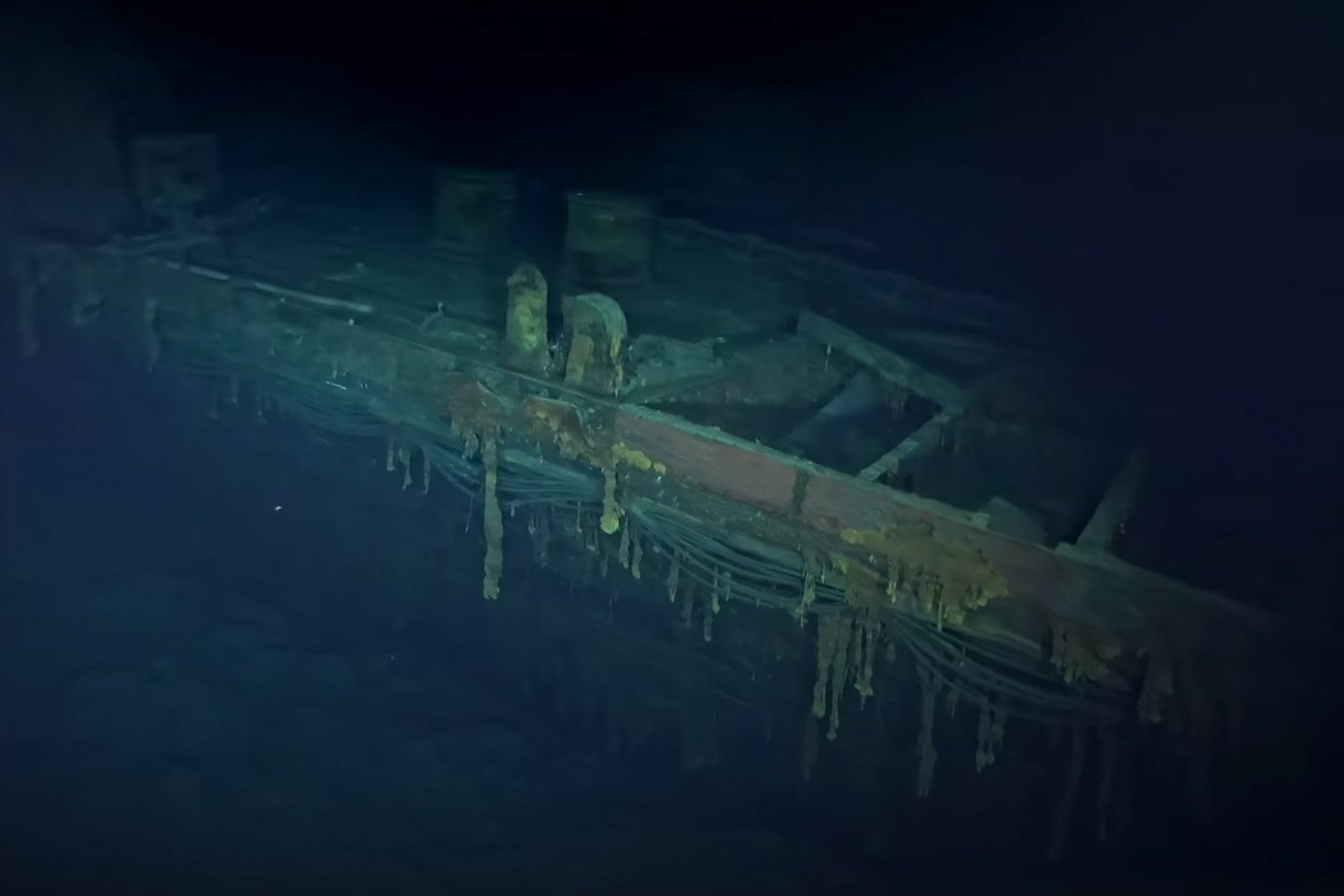  Grupė jūrų gelmių tyrinėtojų ir istorijų, ieškančių per Antrąjį pasaulinį karą prarastų laivų, rado antrą japonų lėktuvnešį, nuskandintą per istorinį Midvėjaus mūšį.<br>„Vulcan Inc.“ reportažo stop-kadras.