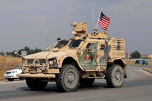 M. Esperis aptarinėja galimybę išlaikyti nedideles JAV pajėgas Sirijos šiaurės rytuose