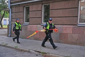 Vilniaus centre po šaligatviu pokštelėjo elektros kabelis, tarnybos aptvėrė incidento vietą