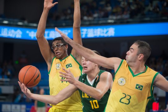  Lietuvos kariškių krepšinio rinktinė pasaulio žaidynėse Kinoje pralaimėjo Brazilijai<br> A.Pliadžio nuotr.