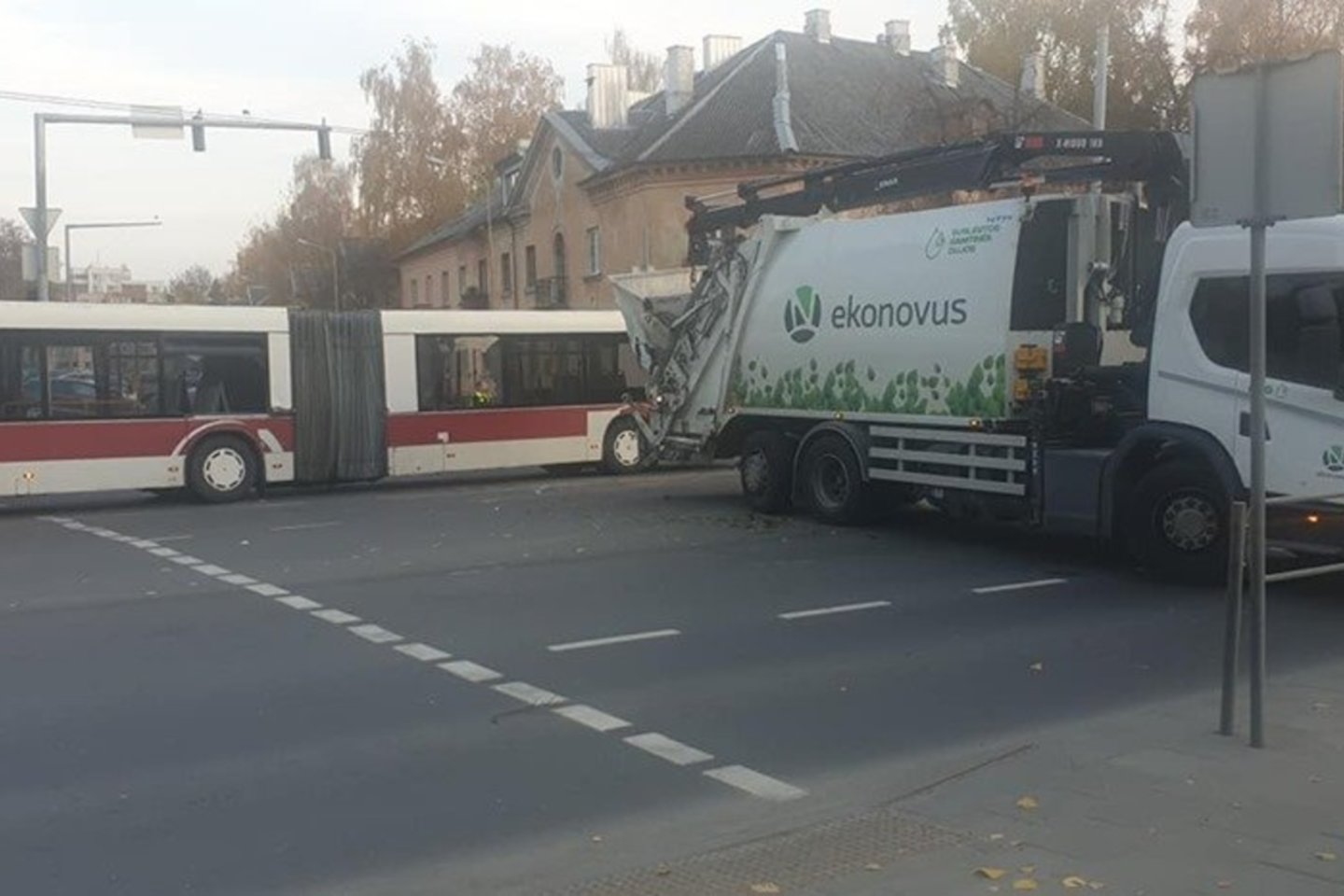  Vilniuje susidūrė autobusas ir šiukšliavežis, yra nukentėjusių.<br> Facebook/Reidas Vilniuje II/Andres O. nuotr.