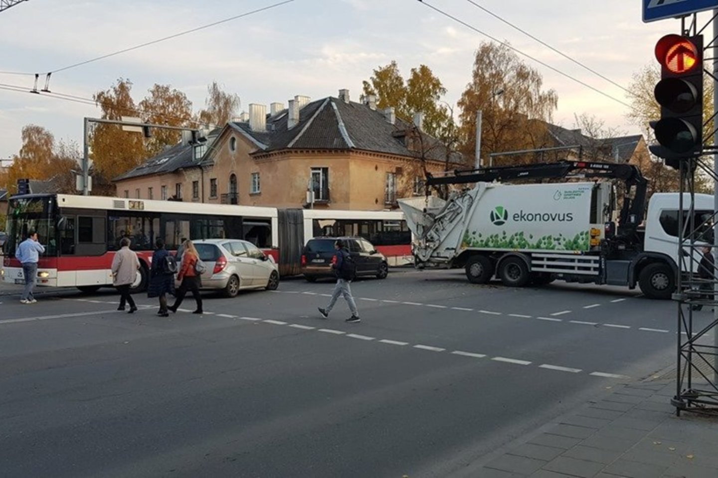  Vilniuje susidūrė autobusas ir šiukšliavežis, yra nukentėjusių.<br> Facebook/Pranešk, kur keleivių kontrolė. Vilnius/Regimanto J. nuotr.