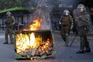 Čilėje tęsiantis audringiems protestams pratęsiama komendanto valanda