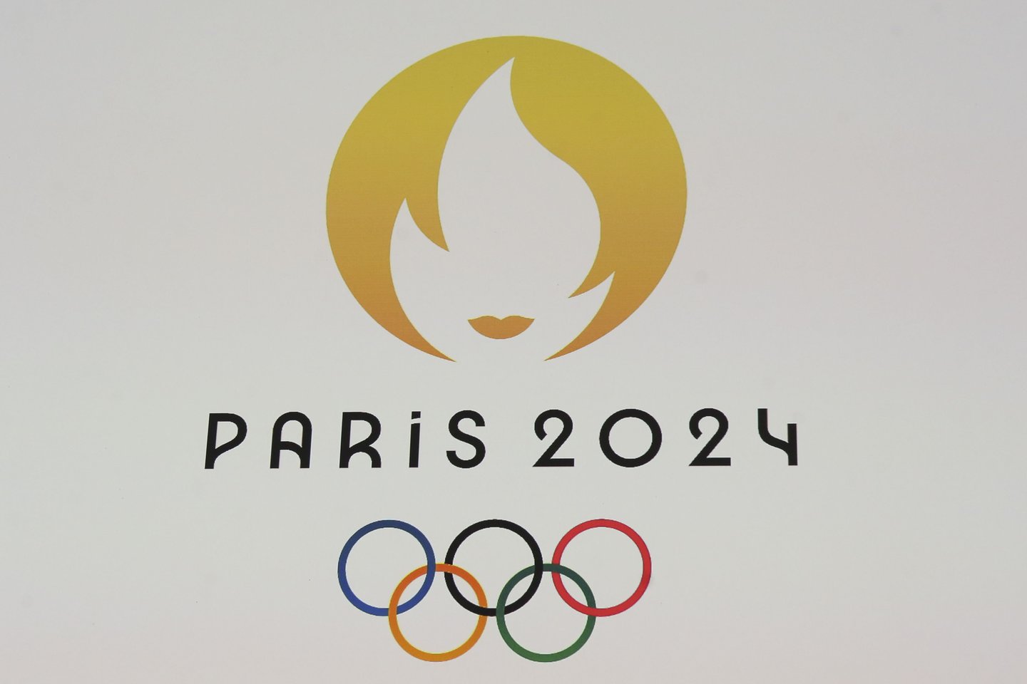  Paryžiuje pirmadienį buvo pristatytas 2024 metų olimpinių ir parolimpinių žaidynių logotipai, vaizduojantys olimpinę ugnį ant auksinio medalio.<br> imago-scanpix nuotr.