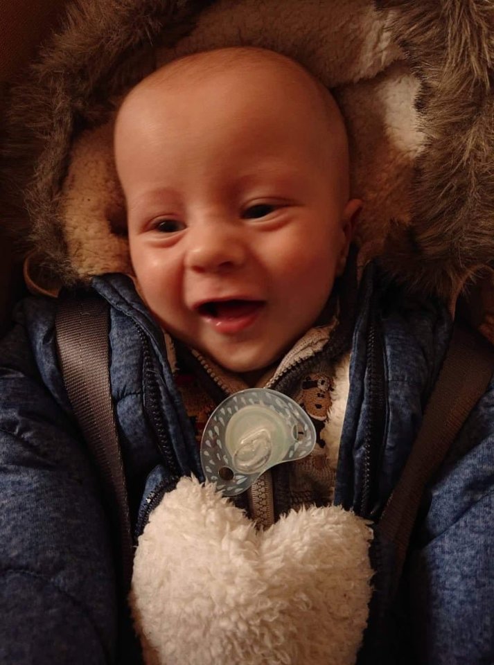  1 m. 2 mėn. berniuko raida dabar prilygsta 4-5 mėn. sveiko kūdikio raidai.<br> Asmeninio archyvo nuotr.