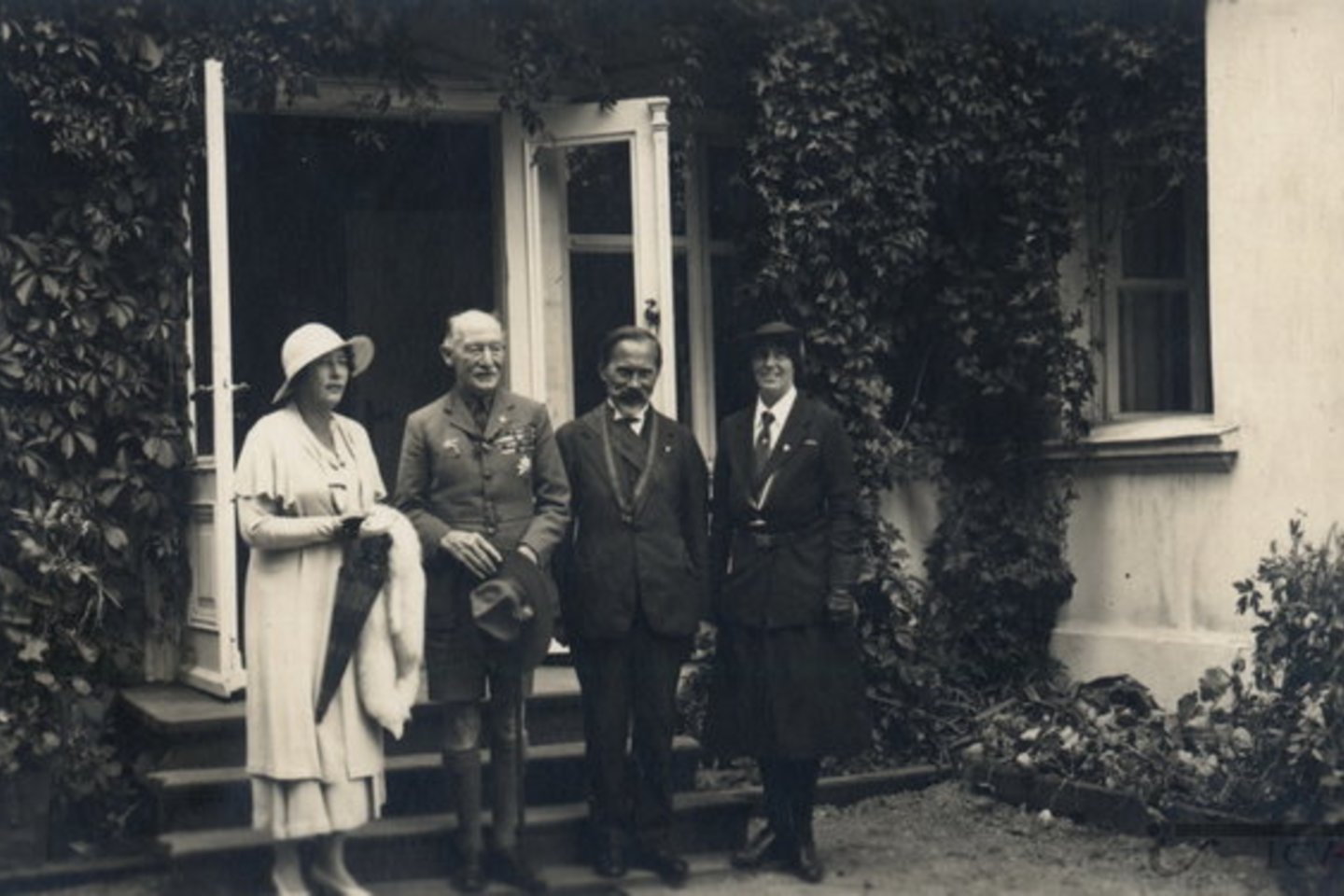 R.Baden-Povelis su A.Smetona ir žmonomis Palangoje, 1933 m. 