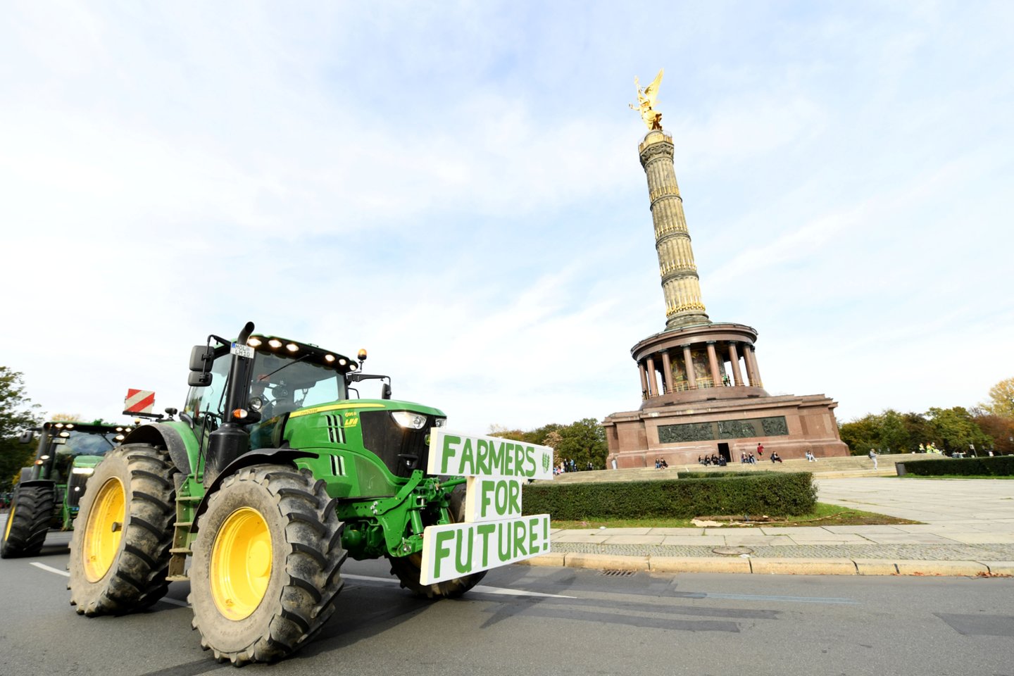  Maždaug 200 traktorių antradienį užblokavo Berlyno centrą, ūkininkams protestuojant prieš naujus vyriausybės planus, kurie, pasak demonstrantų, apsunkins ūkininkavimą, pranešė televizija „Welt“.<br> Reuters/Scanpix nuotr.