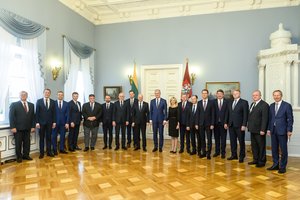 Seimas atmetė siūlymą didinti valstybės politikų ir valstybės pareigūnų pareiginės algos koeficientus