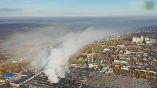 Nesutarimai dėl gaisro Alytuje – ministerija sako, kad dūmų beveik nėra, tačiau žmonės toliau dūsta 