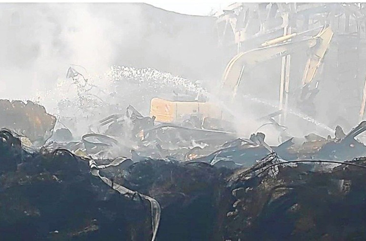 Taip gaisravietė padangų perdirbimo įmonėje „Ekologistika“ atrodė vakar.