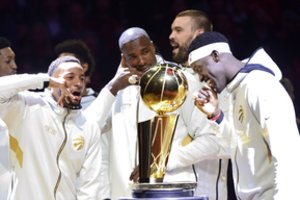 NBA čempionato starte – didžiausi aukso žiedai ir „Raptors“ sėkmė tik po pratęsimo