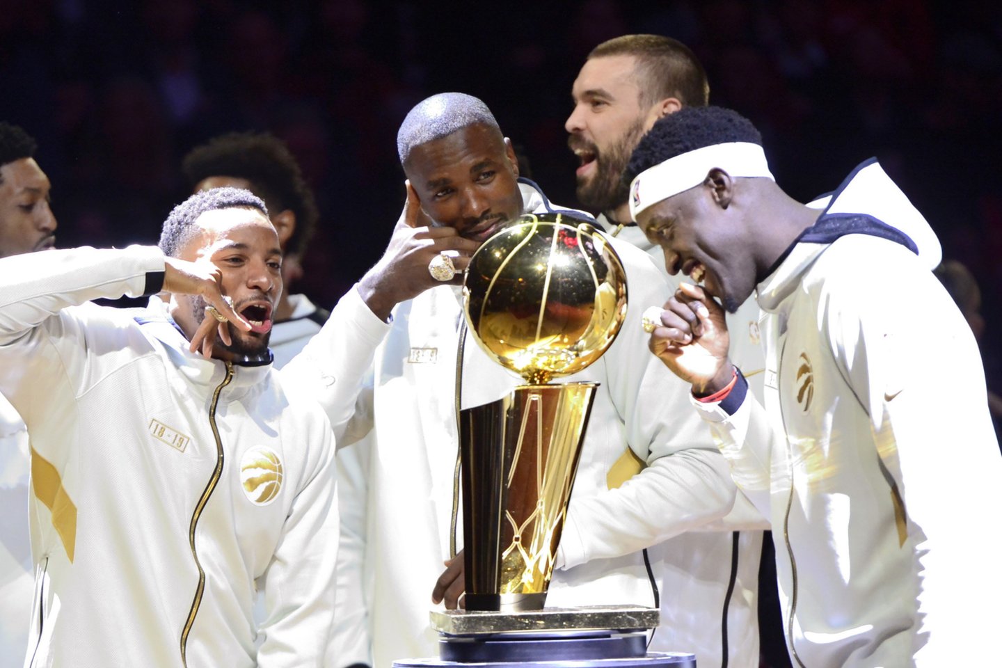 „Raptors“ įteikti čempionų žiedai ir nugalėtojų taurė<br> Reuters/Scanpix.com nuotr.