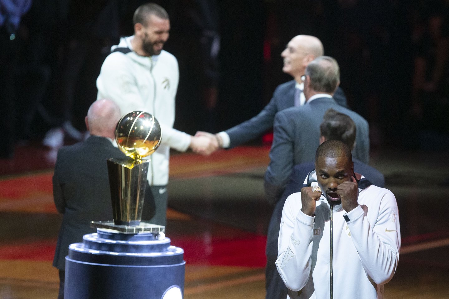 „Raptors“ įteikti čempionų žiedai ir nugalėtojų taurė<br> Reuters/Scanpix.com nuotr.