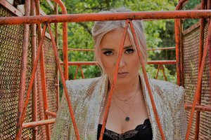 „X faktoriuje“ išgarsėjusi Elzė pristato debiutinę dainą