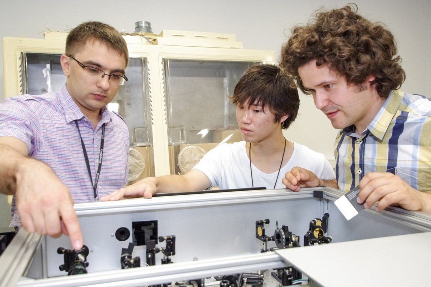 Prof. Tomas Tamulevičius (kairėja) su kitais mokslininkais gilinosi į mažiausias metalo daleles ir jų sąveiką su šviesa.
