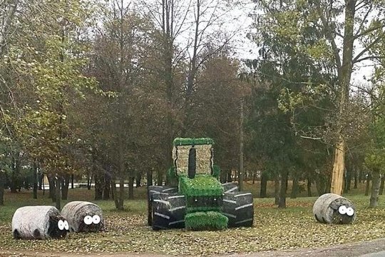 Ūkininkų išradingumui nėra ribų: iš šiaudų sukūrė skulptūras