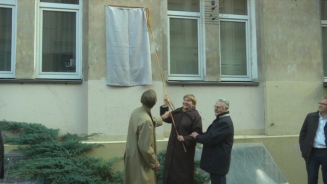 Vilniuje atidengta atminimo lenta filosofui Romualdui Ozolui