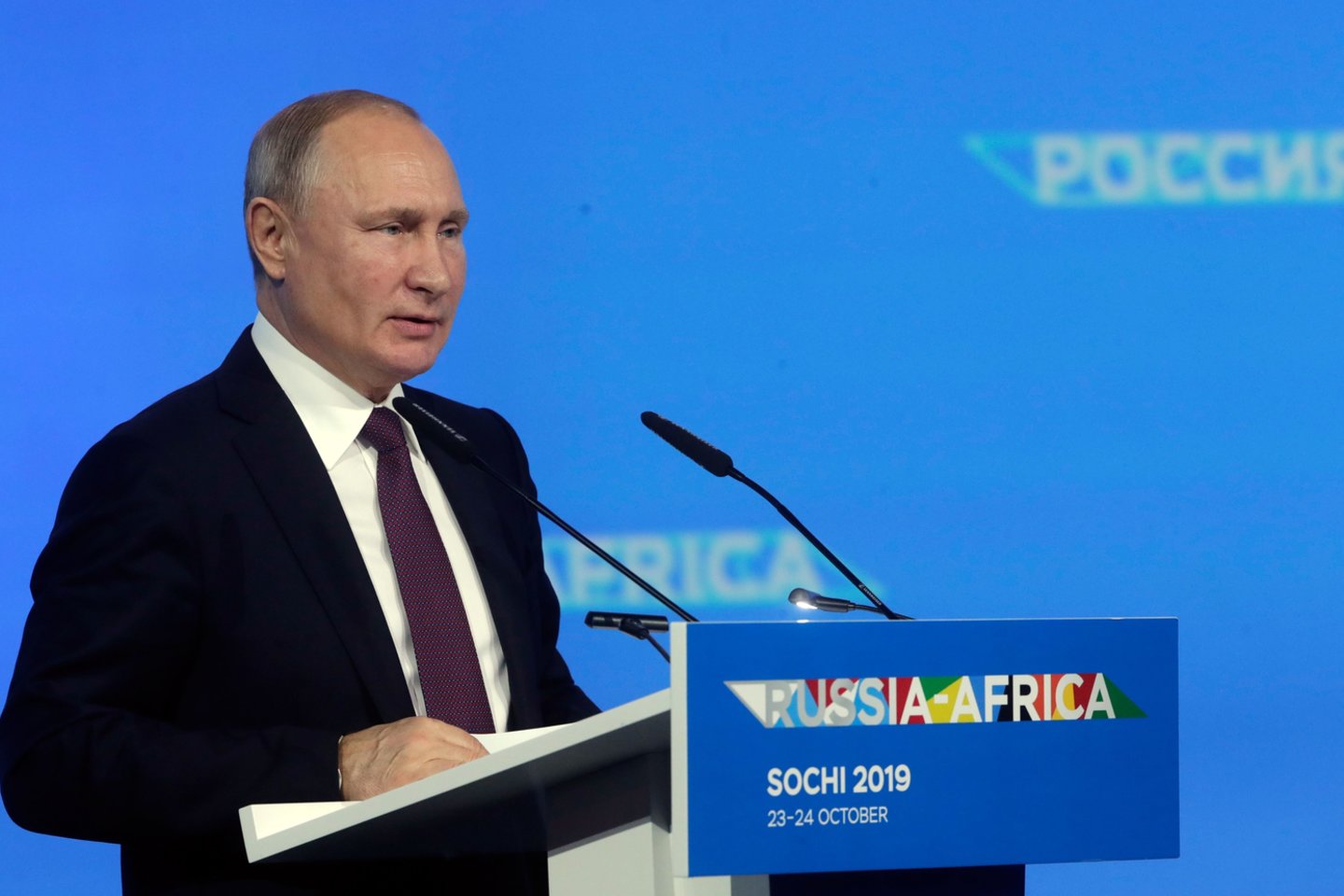 Rusijos prezidentas Vladimiras Putinas trečiadienį priėmė dešimtis Afrikos valstybių lyderių per pirmąjį Rusijos ir Afrikos aukščiausio lygio susitikimą, atspindintį naujas Maskvos pastangas didinti savo įtaką šiame žemyne, pasižyminčiame „milžinišku augimo potencialu“.<br>AFP/Scanpix nuotr.