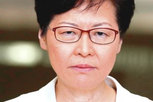 Kinija planuoja pakeisti Honkongo vadovę