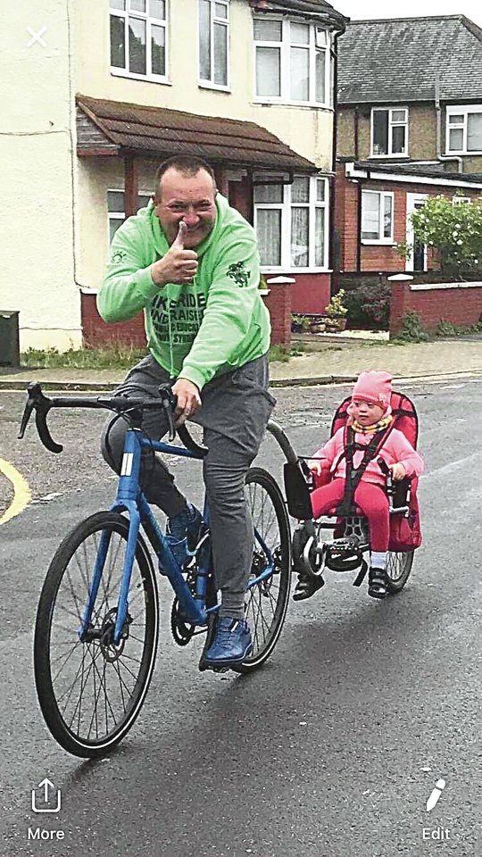 Tautvydas net ir dviračiu dažnai keliauja su Downo liga sergančia dukrele.