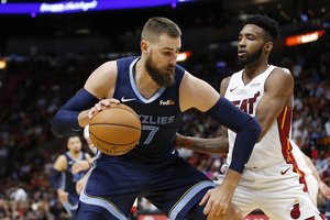 Jonas Valančiūnas iškart patyrė skaudų antausį