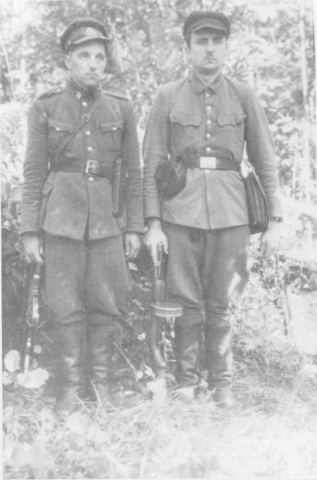  Tigro štabo darbuotojas L.Basys-Švyturys (kairėje) ir V.Žaliaduonis.<br> P.Gaidelio archyvo nuotr.