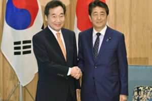 Japonijos ir Pietų Korėjos premjerai sutarė tęsti derybas santykiams gerinti