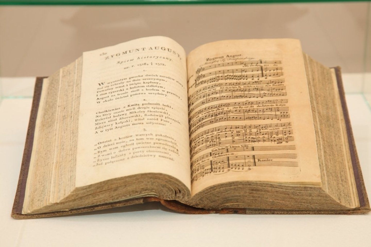  1816 m. Varšuvoje išleista Juliano Ursyno Niemcevičius. Śpiewy historyczne [Istorinės dainos] knyga.<br> Muziejaus nuotr.