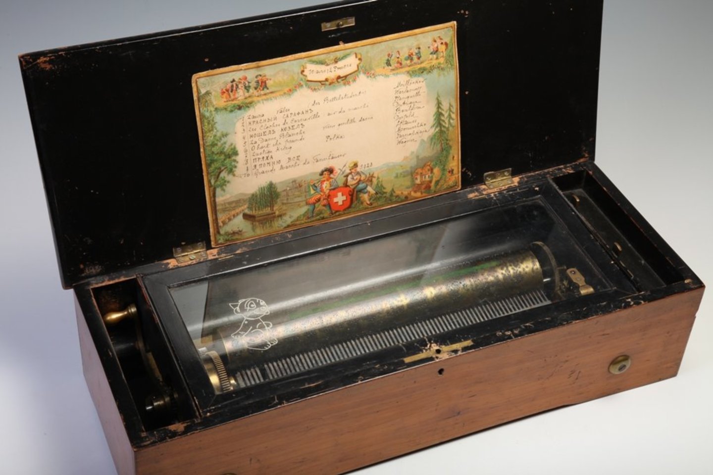XIX a. pab. Šveicarijoje pagaminta cilindrinė muzikinė dėžutė su programuotu Stanislavo Moniuškos kūriniu Prząśniczka [Verpėja].<br> Muziejaus nuotr.