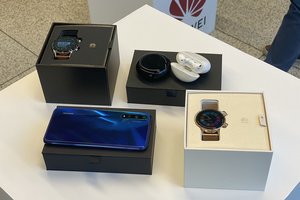 „Huawei“ Lietuvoje pristatė naujienas: telefoną, ausines ir laikrodį