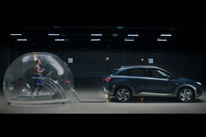 Keistas eksperimentas: „Hyundai“ uždarė plaukimo čempionę ir pavaišino ją išmetamosiomis dujomis