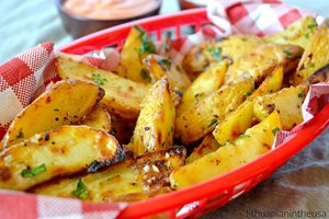 Česnakinės keptos bulvės prie stalo suvilios visus namiškius