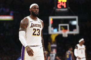 Po L. Jameso poelgio – aršios diskusijos ir kaltinimai NBA žvaigždei dėl nepagarbos