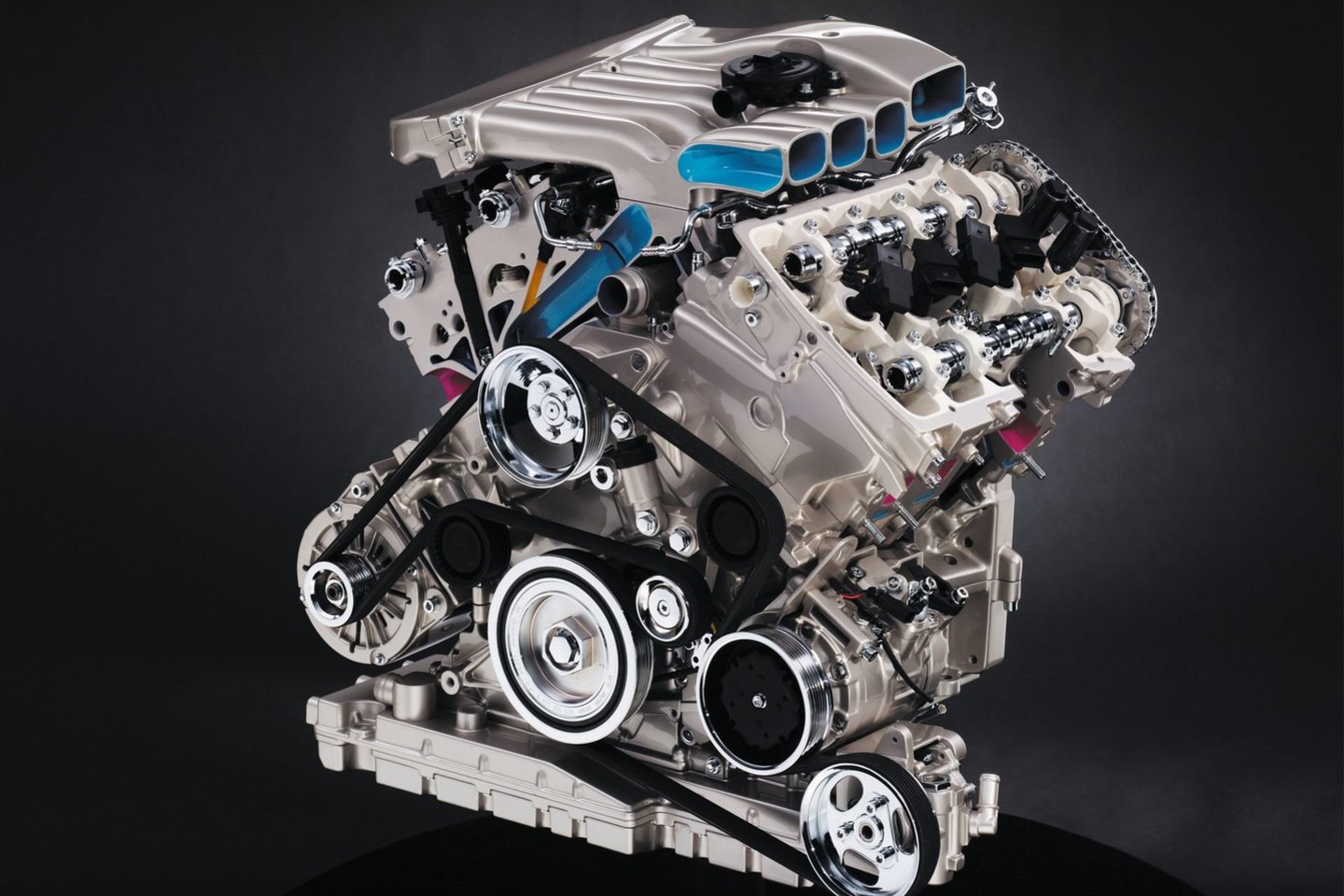  „Volkswagen Passat“ W8 konfigūracijos variklis.<br> Gamintojo nuotr.