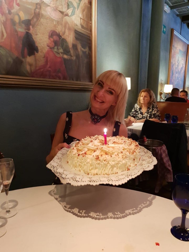 Danguolė Pečiukonytė-Juan Fon buvo maloniai nustebinta, per gimtadienį gavusi štai tokio dydžio ledų tortą!<br> Asmeninio albumo nuotr.
