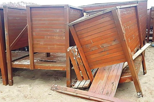 Vandalų taikiniu tapo Klaipėdos paplūdimiai, seniai tokio vaizdo nematė