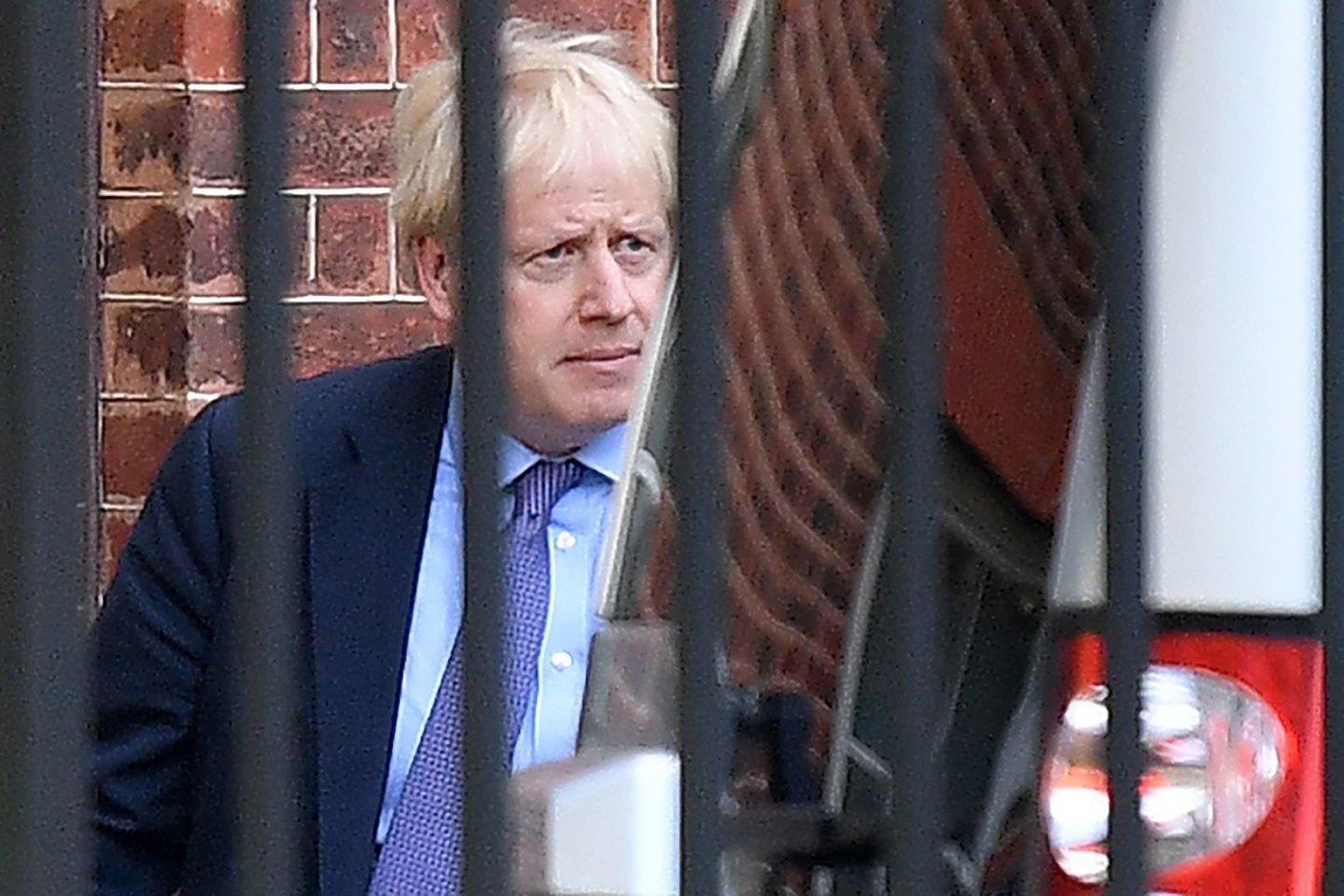 Britų parlamentarai išreiškė preliminarų pritarimą premjero Boriso Johnsono „Brexit“ sutarčiai, bet atmetė siūlymą tai galutinai priimti jau šią savaitę. Dėl to ir pats premjeras nusprendė padaryti pauzę.<br>AFP/Scanpix nuotr.